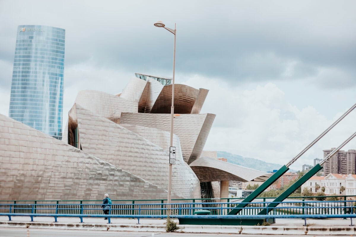 Modernes Guggenheim-Museum in Bilbao, futuristische Architektur.