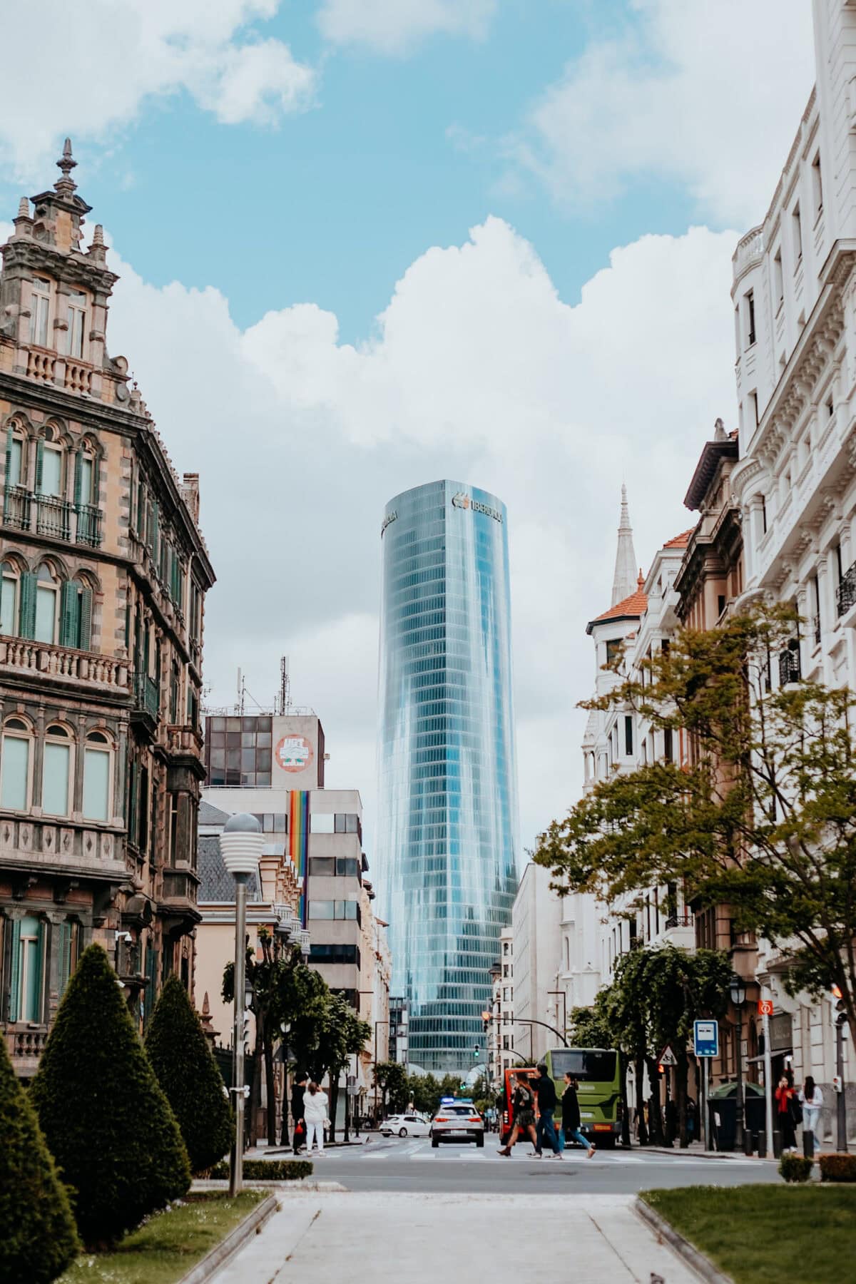 Moderne und historische Architektur in städtischer Straße.