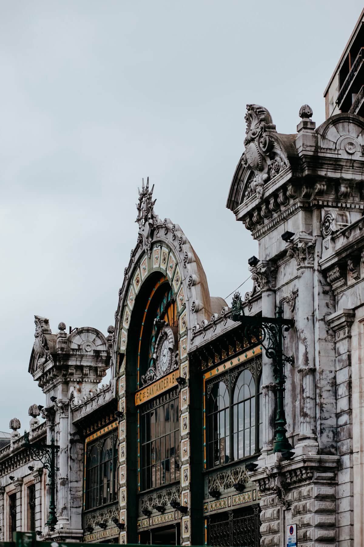 Verzierter Bahnhofseingang mit kunstvollen Skulpturen.