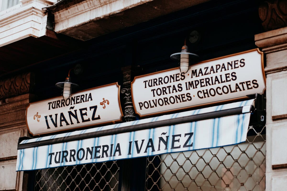 Schild einer traditionellen spanischen Süßwarenhandlung.