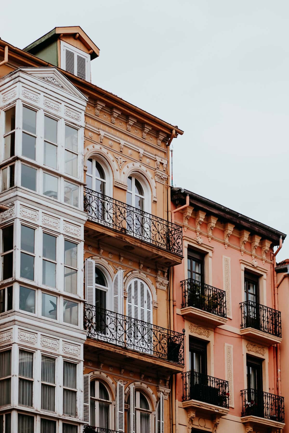 Historische Gebäude mit schmiedeeisernen Balkonen.