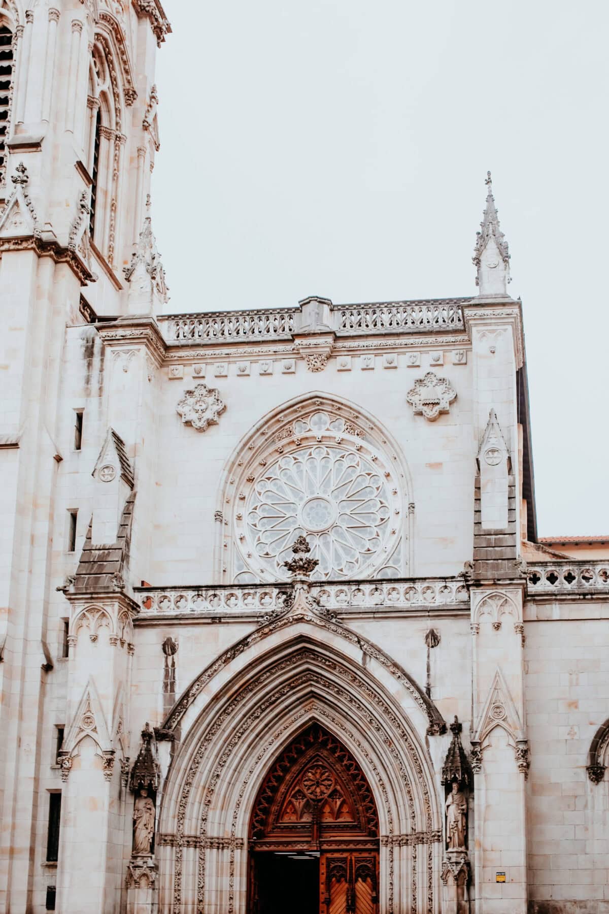 Gotische Kathedrale Fassade mit Rosettenfenster.
