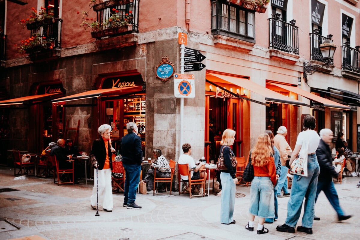 Lebendige Szene an einem europäischen Straßencafé.