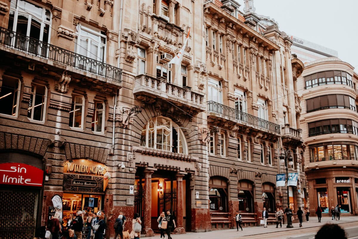Lebhafte Straßenszene mit historischen Gebäuden in der Stadt.