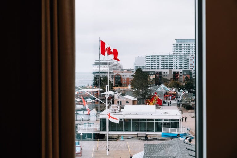 Kanadische Flagge weht über Hafenblick in Stadt.