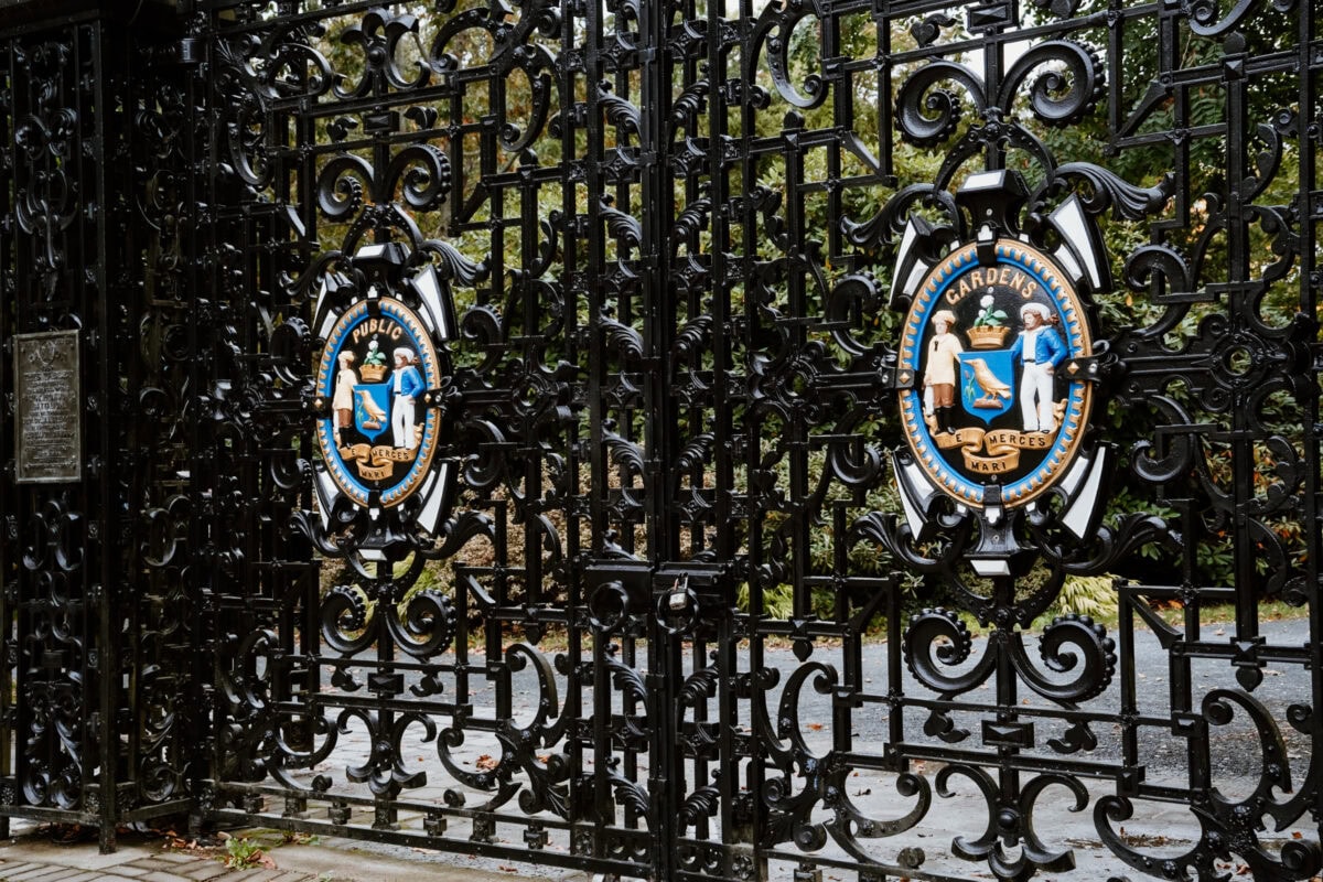 Verziertes schmiedeeisernes Tor mit Wappen in Park.