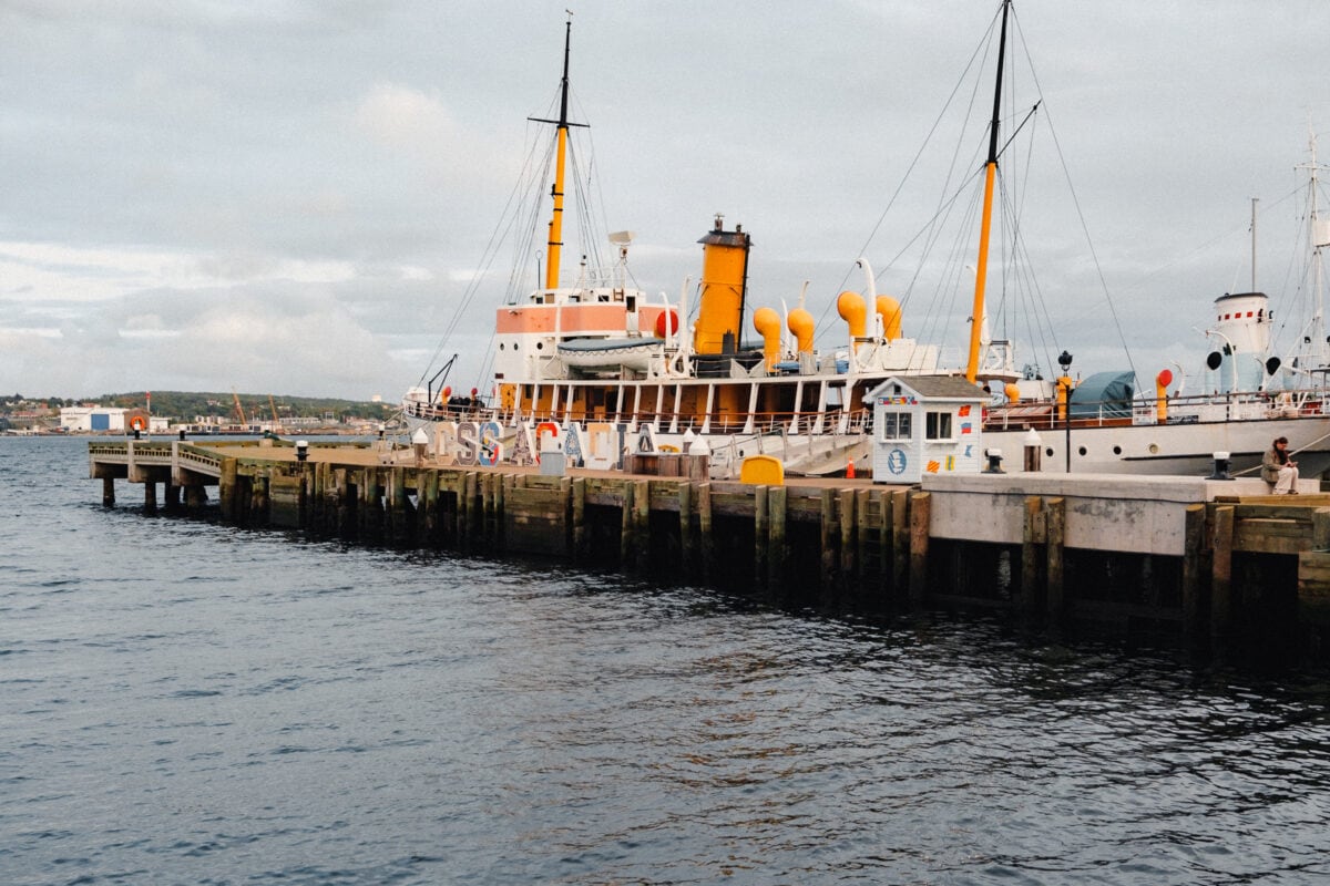 Historisches Dampfschiff am Pier im Hafen
