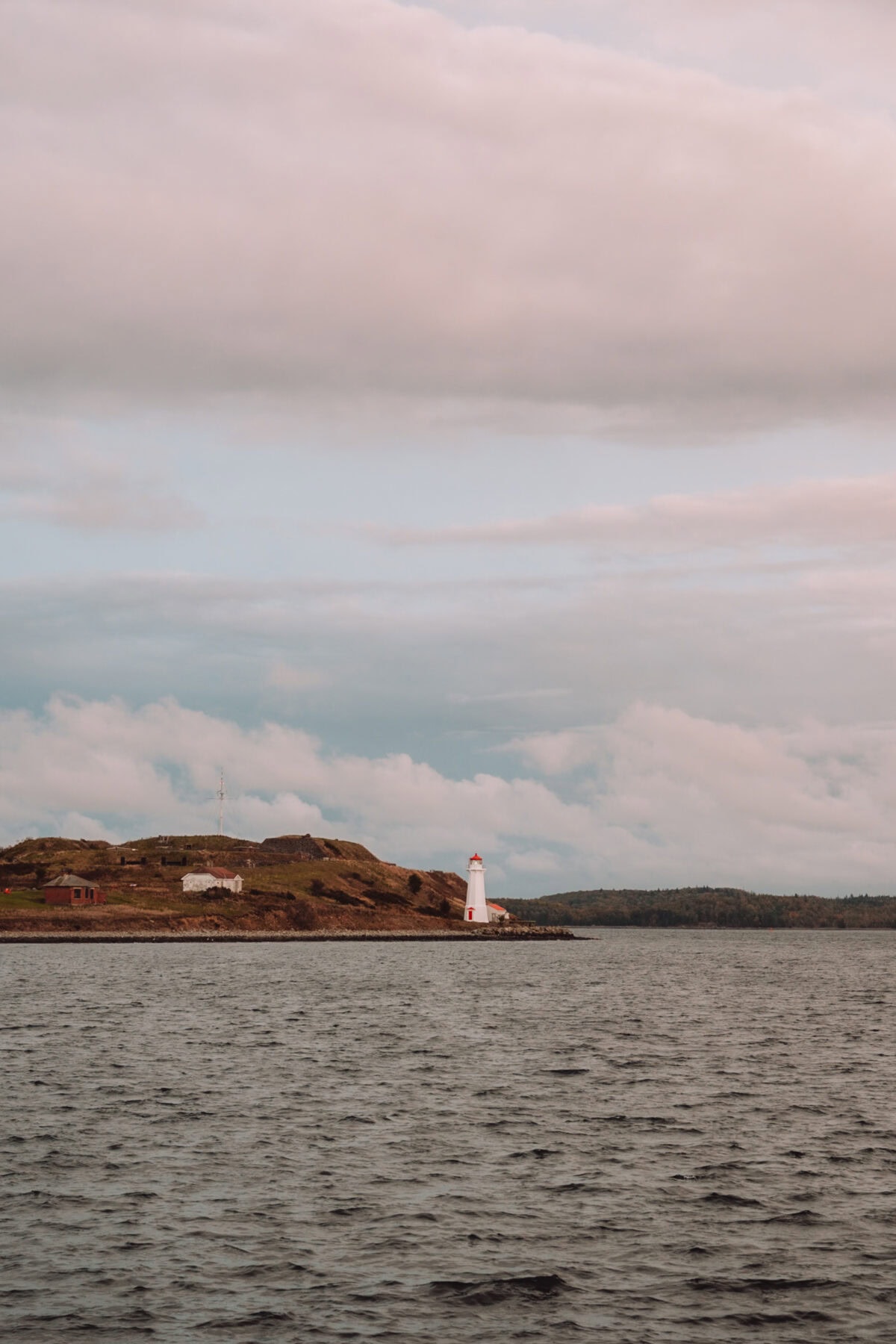 Küste mit Leuchtturm am Meer