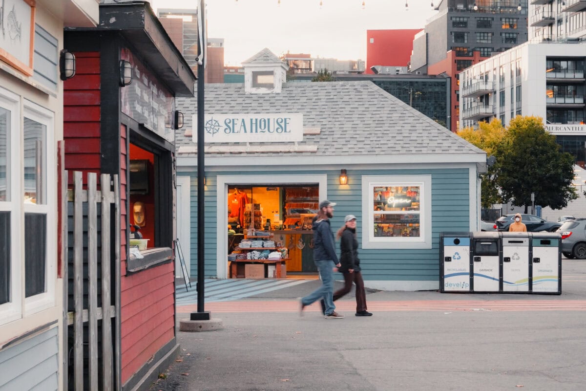 Kleines Geschäft mit Passanten.