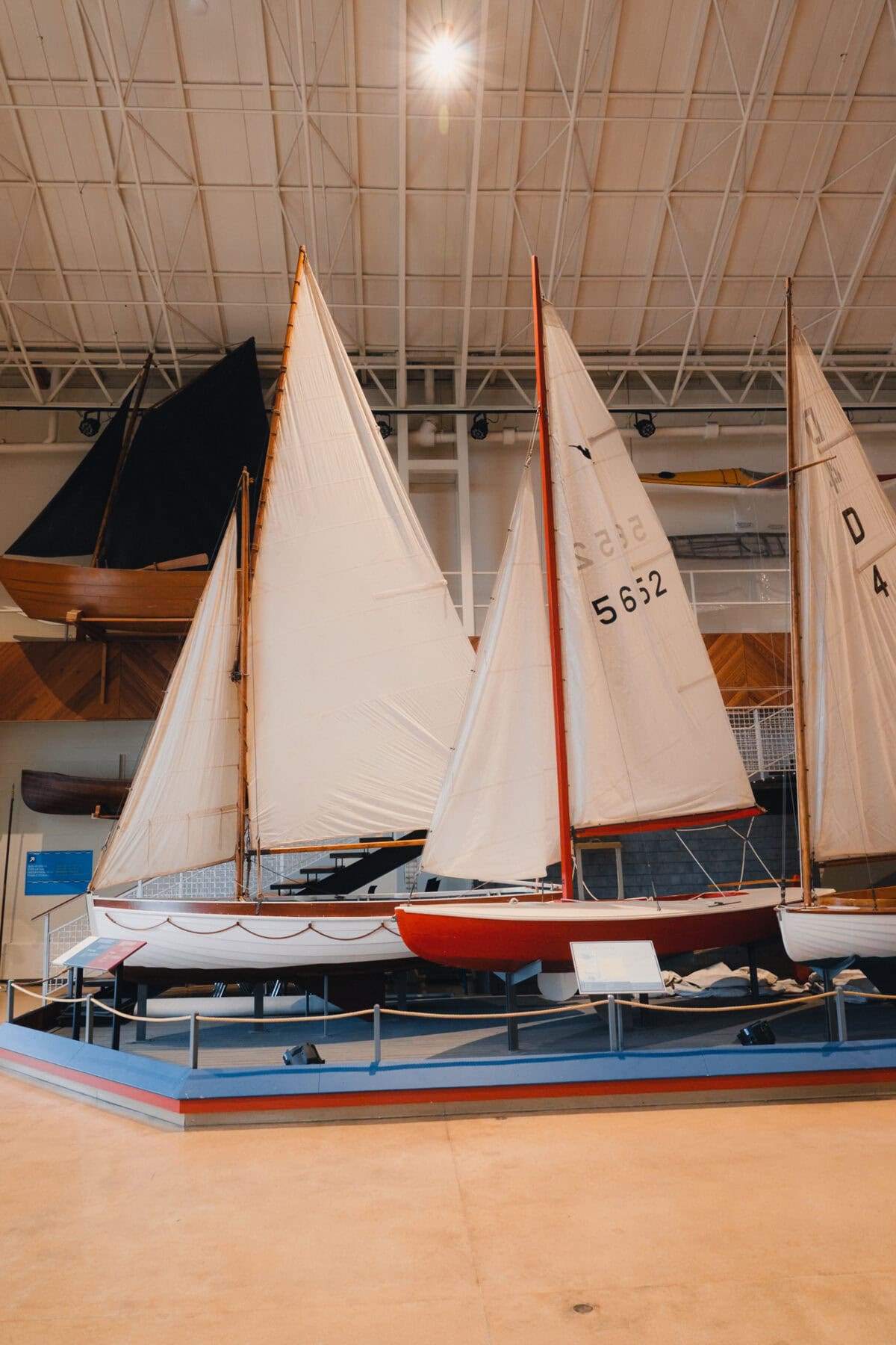 Segelboote im Museum ausgestellt