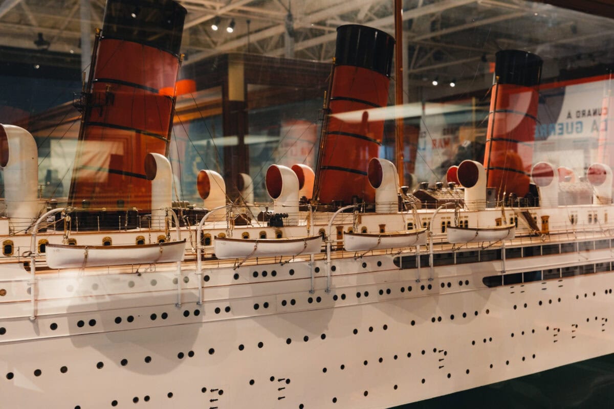 Modell eines historischen Ozeandampfers im Museum.