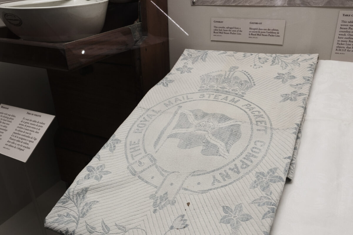 Tischdecke mit Royal Mail Logo im Museum