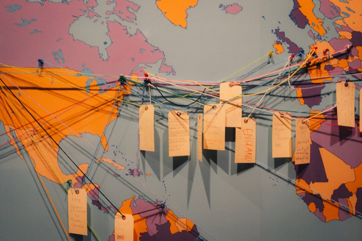 Farbige Weltkarte mit verbundenen Anhängern