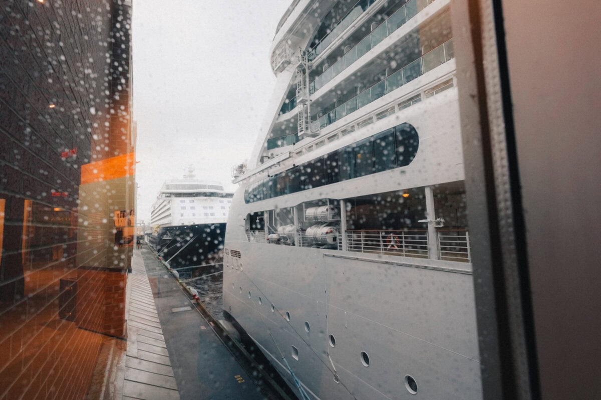 Kreuzfahrtschiff im Hafen bei Regenwetter