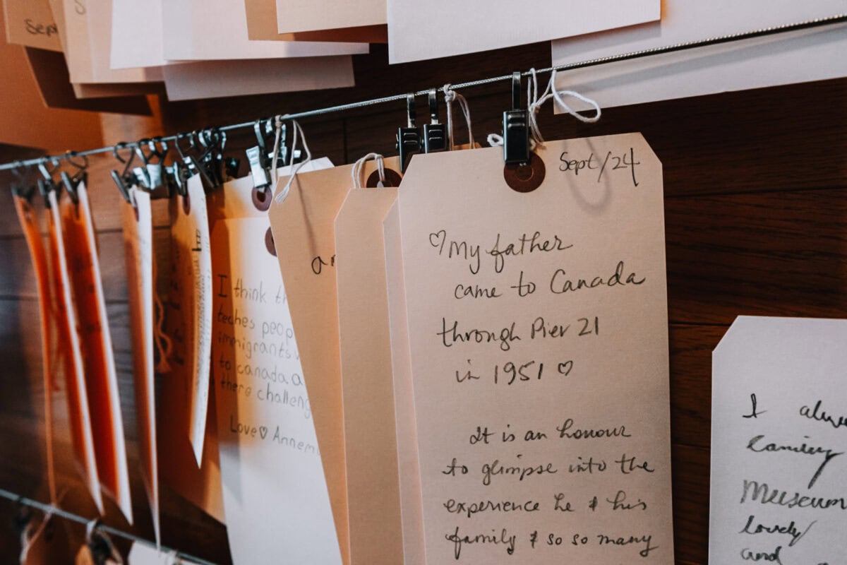 Handgeschriebene Notizen an einer Wäscheleine.