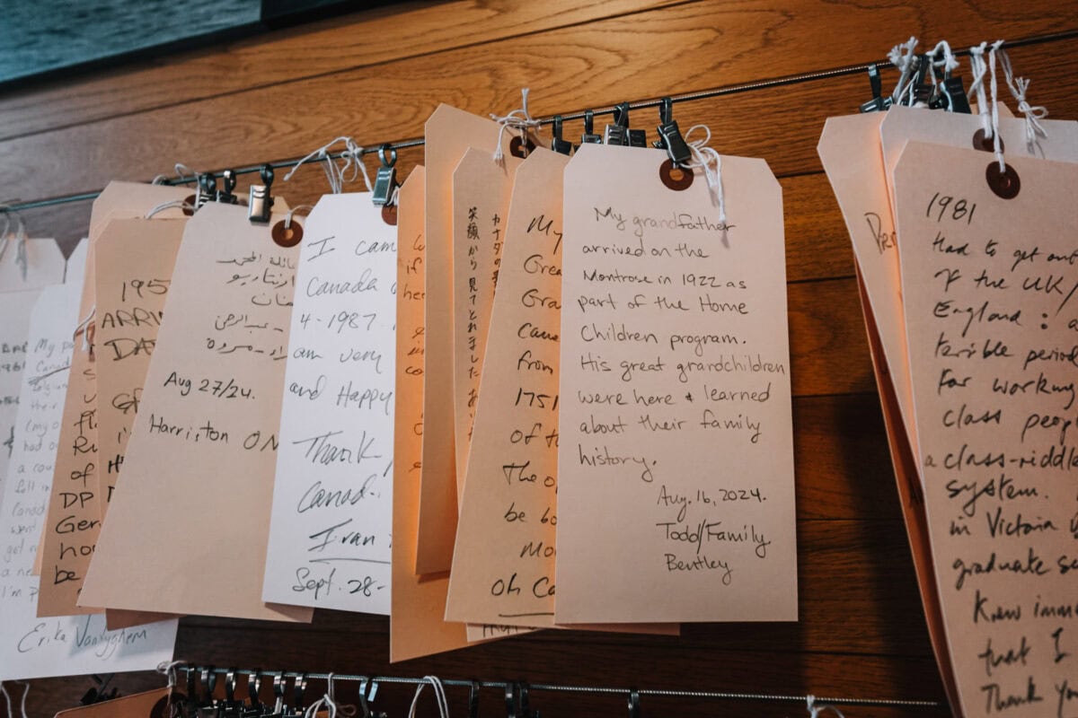 Handgeschriebene Nachrichten auf aufgehängten Papieretiketten