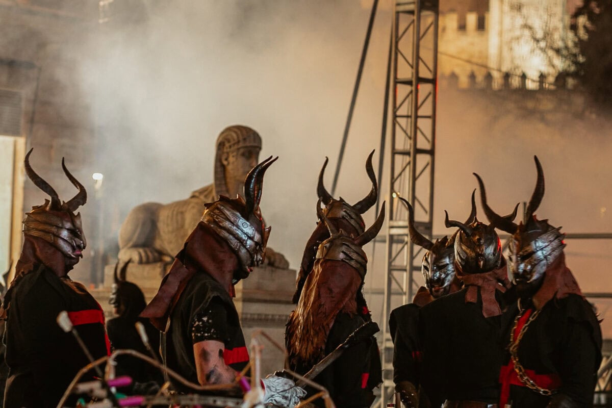 Menschen in Hörnerhelmen bei Nachtveranstaltung