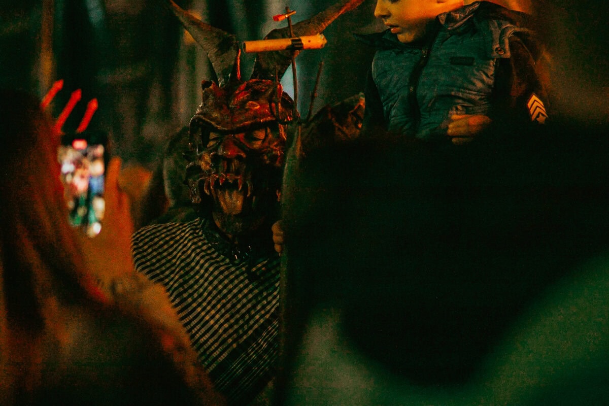 Dämonische Maske und Kind auf Festival