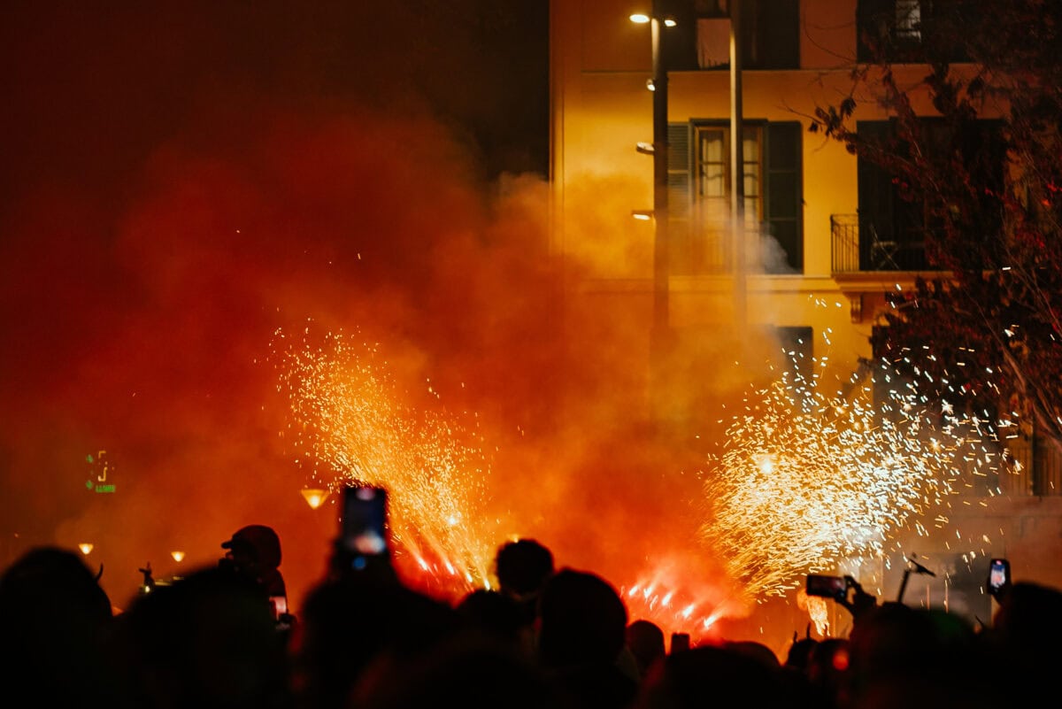 Feuerwerk bei Nacht in Menschenmenge