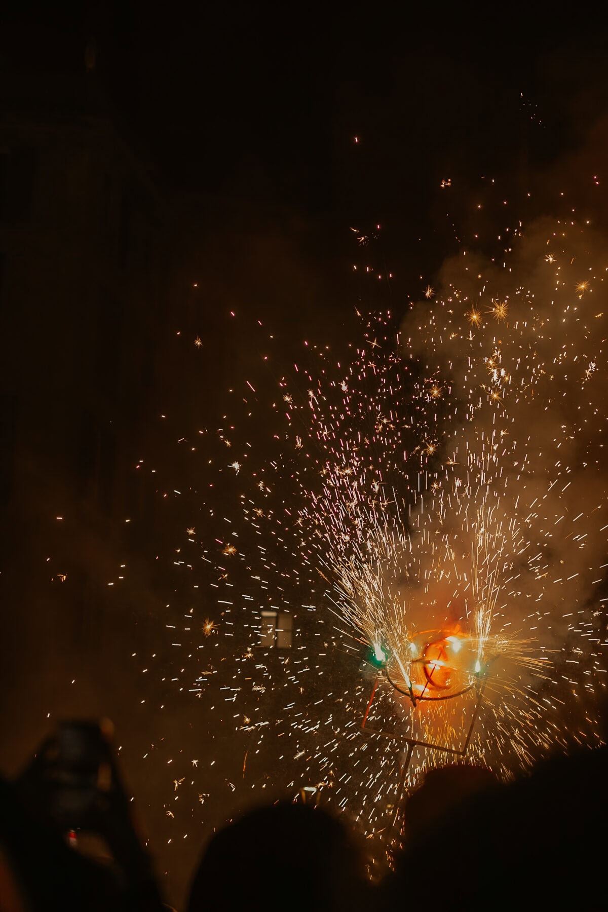 Funkensprühen bei einem Silvesterfeuerwerk