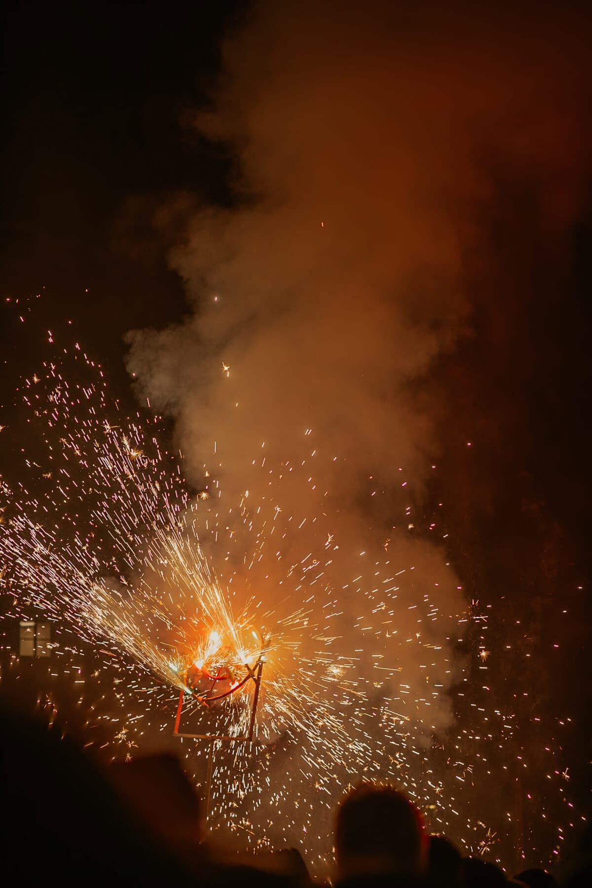 Feuerwerk in der Nacht mit Funken und Rauch.