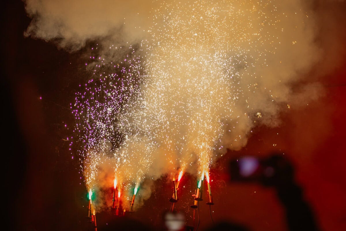 Bunte Feuerwerkskörper explodieren am Nachthimmel.