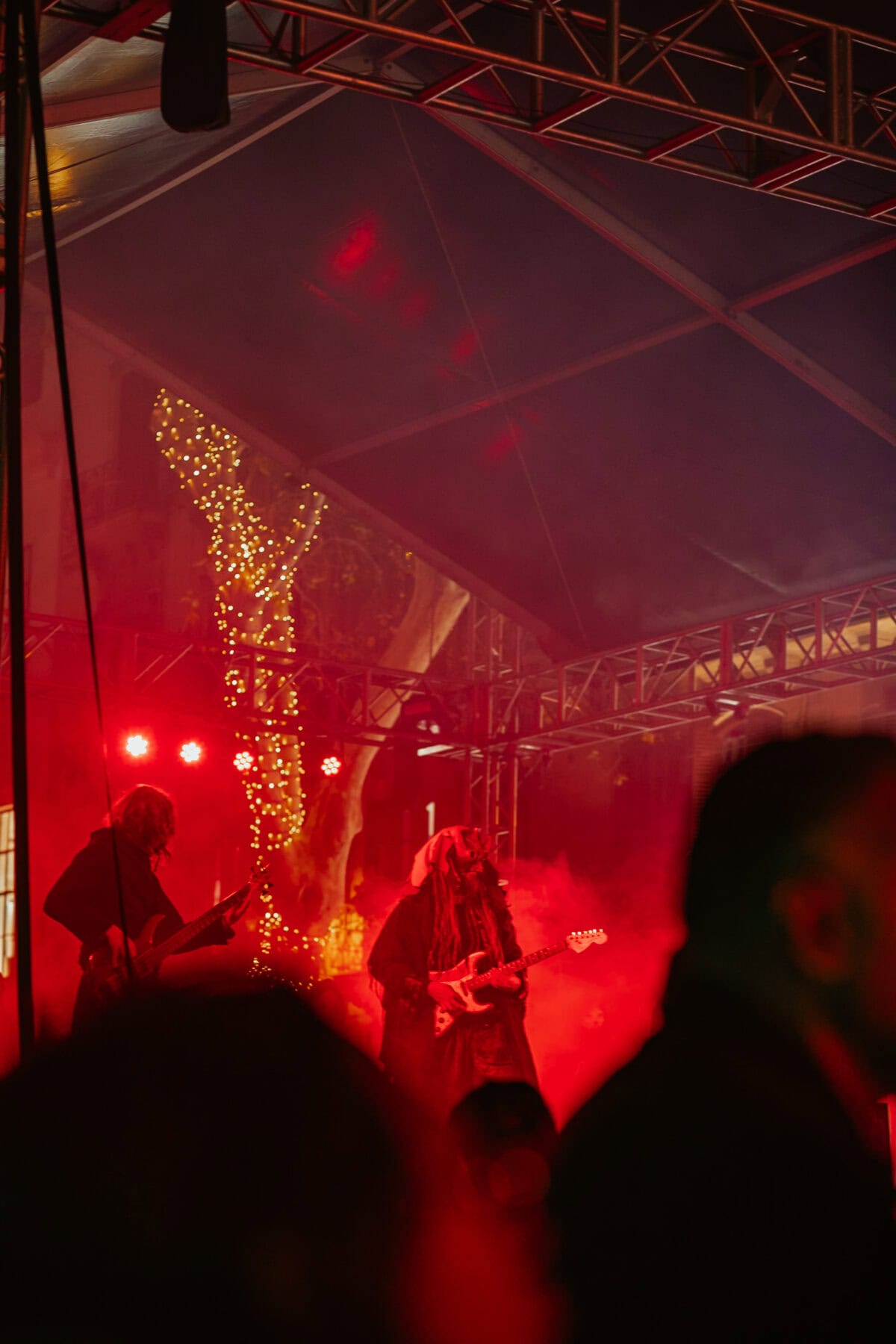 Musiker auf roter Bühne mit Gitarren