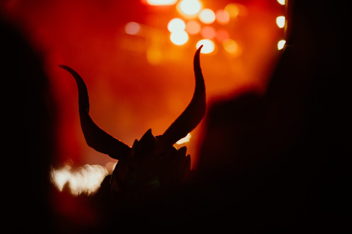 Dämonenschatten vor orangefarbenem Himmel