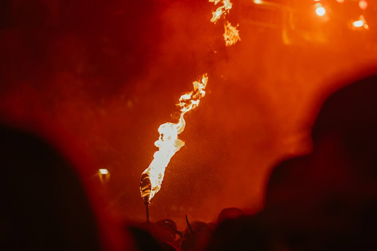 Fackel in der Nacht leuchtet hell auf.