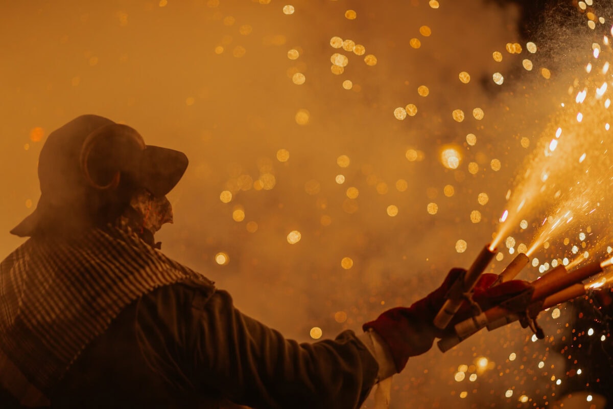 Person mit Funken und Feuerwerk