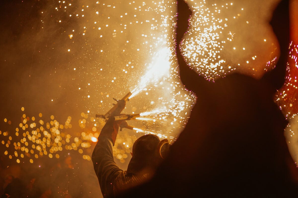 Feuerwerkskörper strahlen in der Nacht.