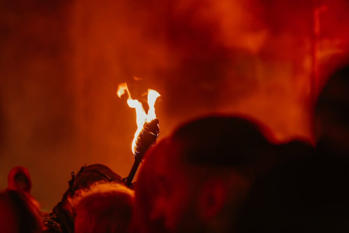 Brennende Fackel im dunklen Hintergrund