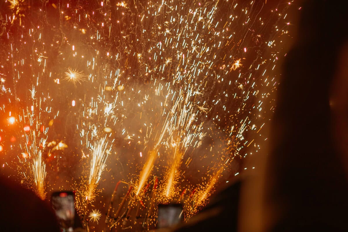 Feuerwerk erhellt den Nachthimmel mit bunten Funken.