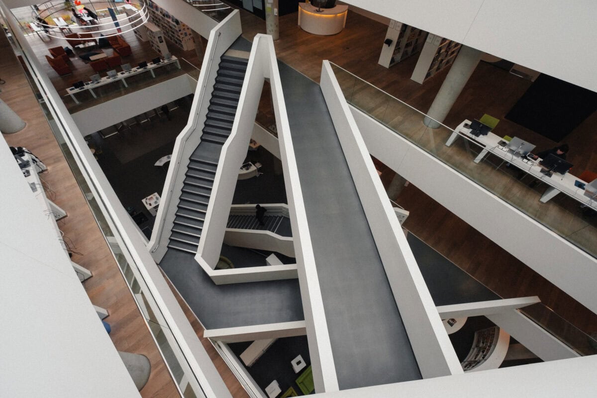 Moderne Innenarchitektur mit Treppen und Bürobereich