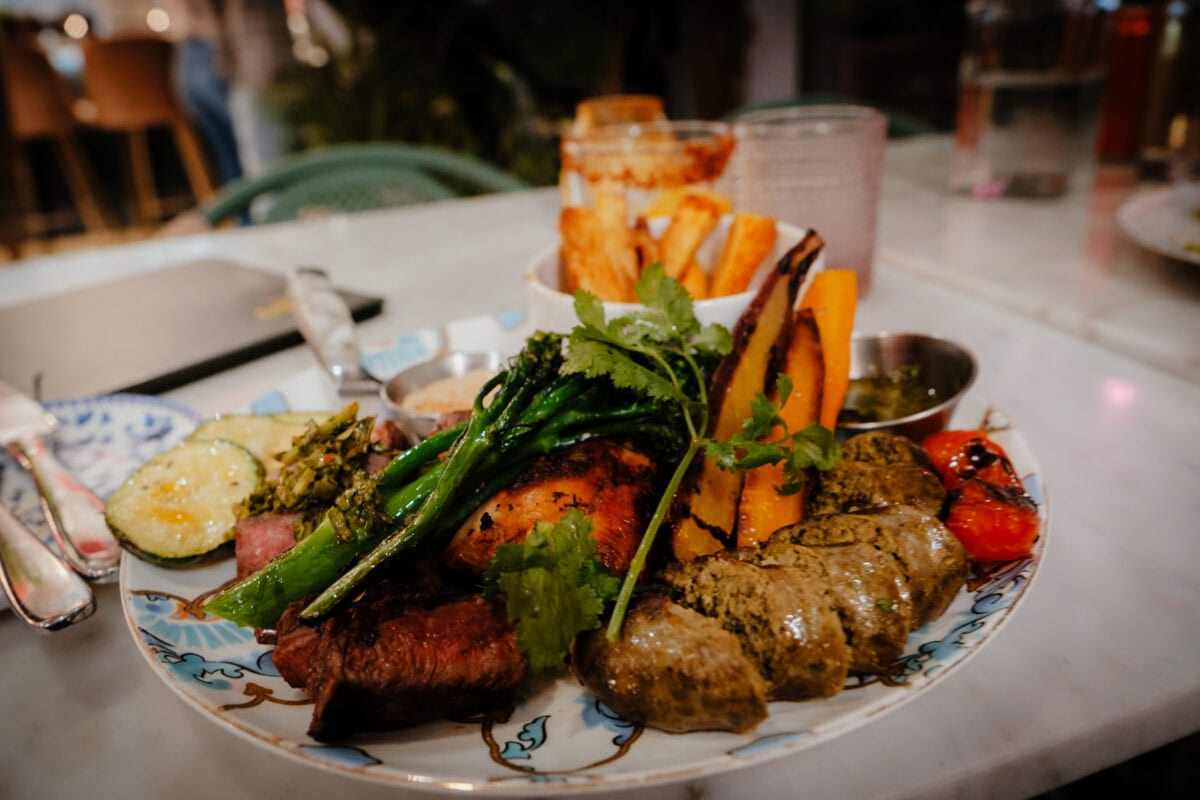 Gemischter Teller mit Gemüse und Fleischgericht.