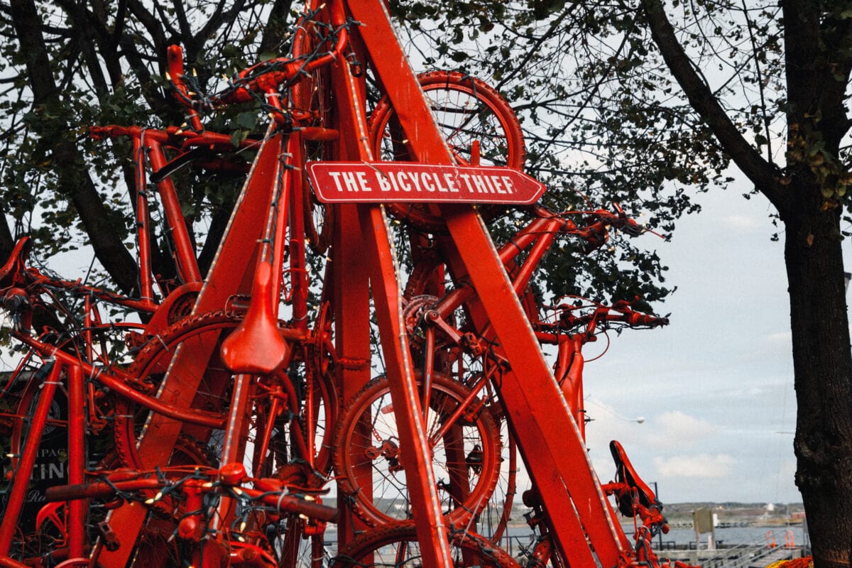 Rote Fahrradskulptur mit Schild im Freien
