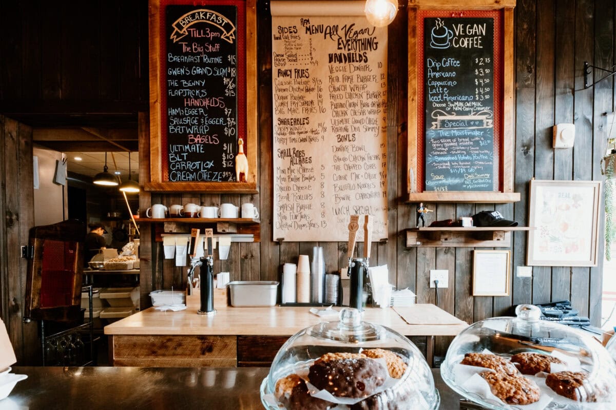 Veganes Café mit handgeschriebener Speisekarte