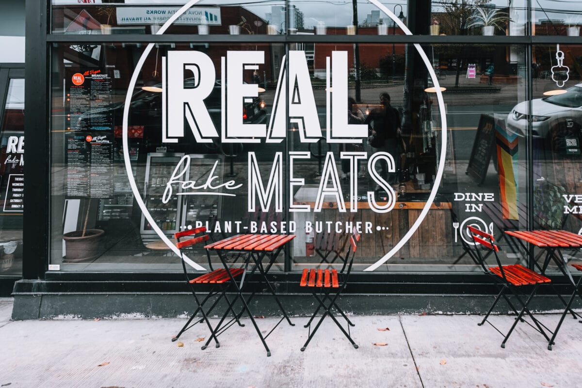 Veganes Restaurant mit rotem Bistro-Set.