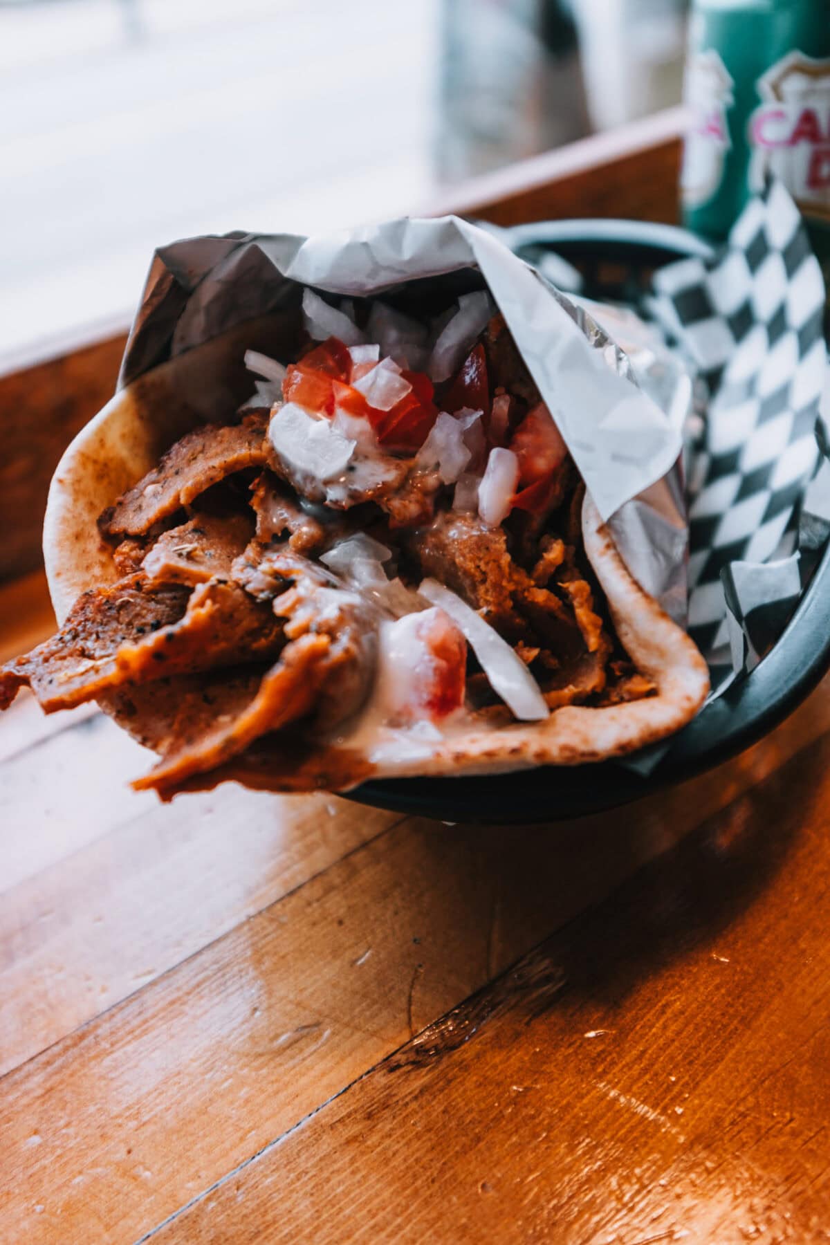 Gyros mit Zwiebeln und Tomaten in Pita-Brot