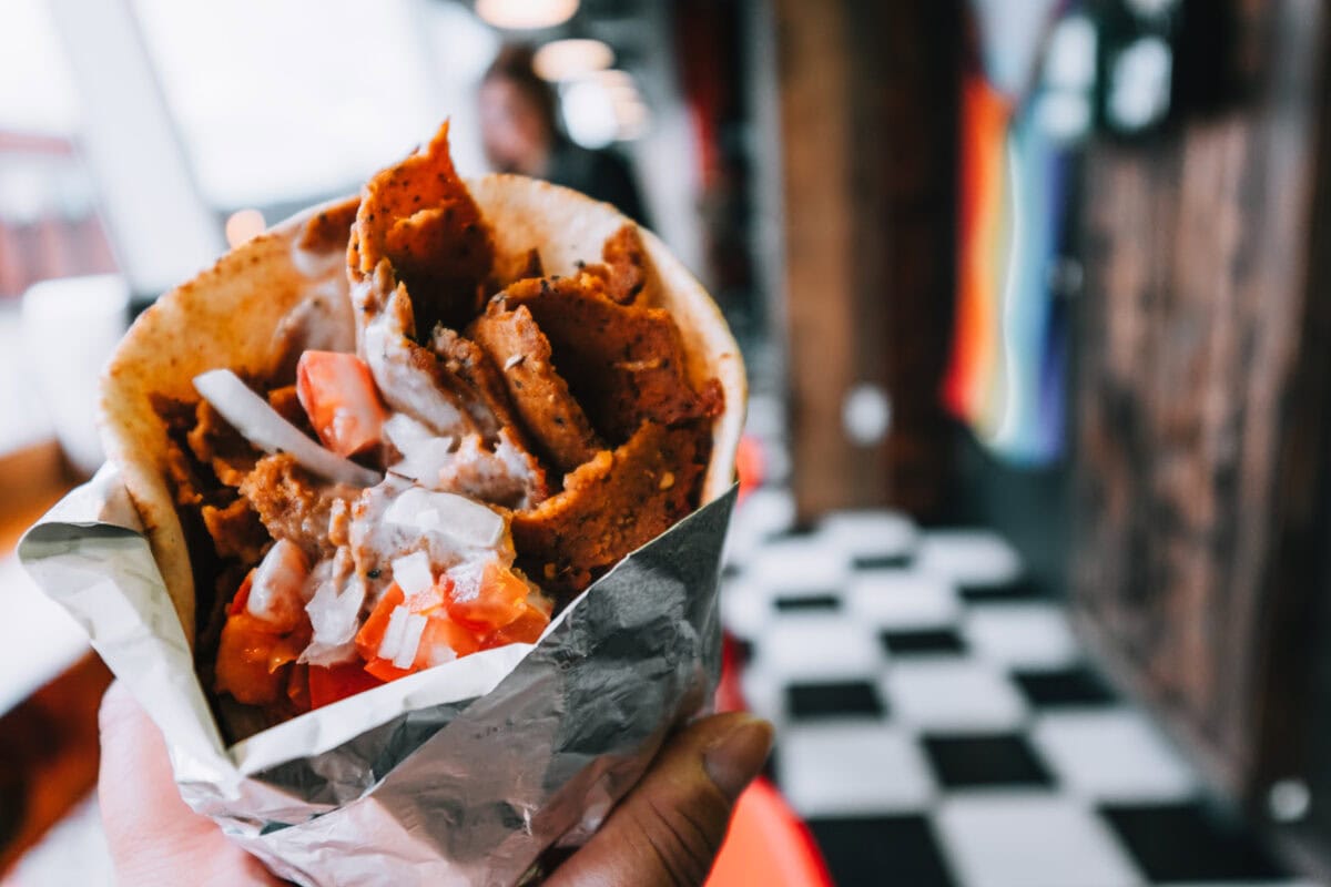 Döner Kebab in der Hand gehalten