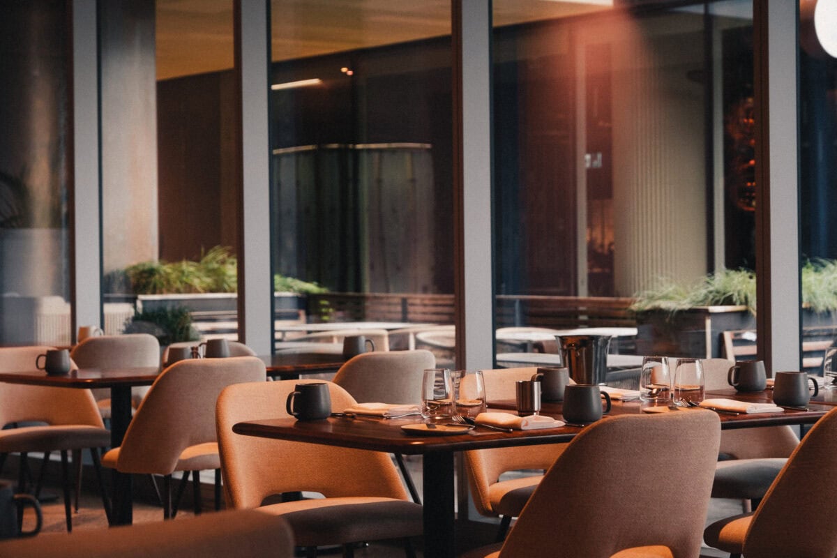 Modernes Restaurant mit gedeckten Tischen