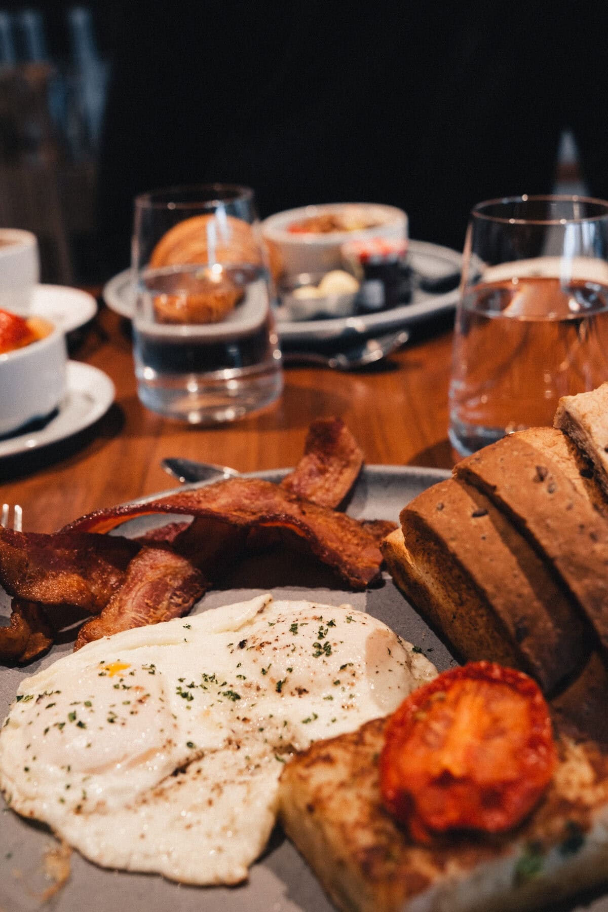 Frühstück mit Eiern, Speck und Brot