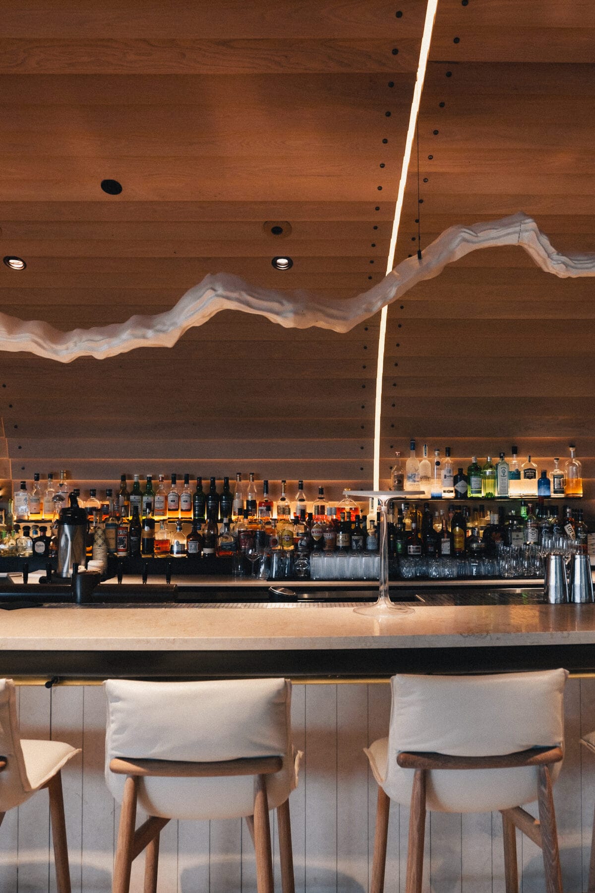 Moderne Bar mit Holzdekor und Getränken