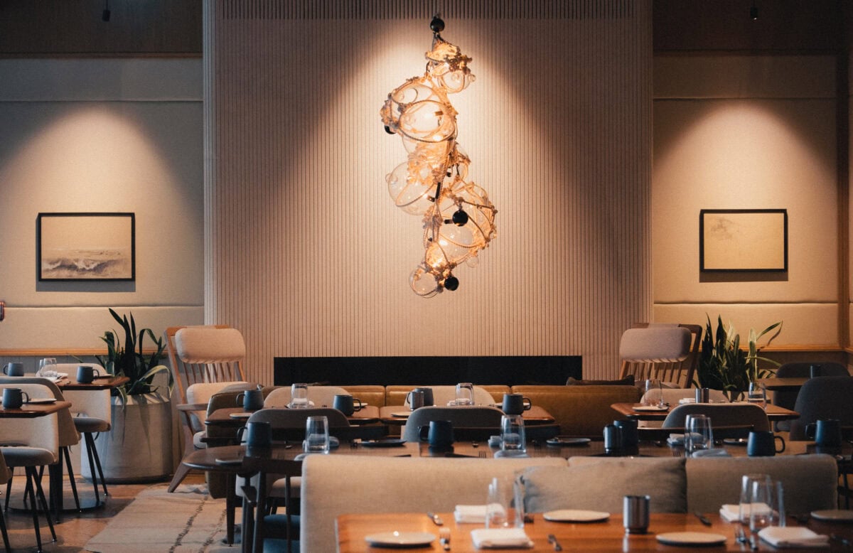 Schickes Restaurantinterieur mit moderner Beleuchtung und Einrichtung.