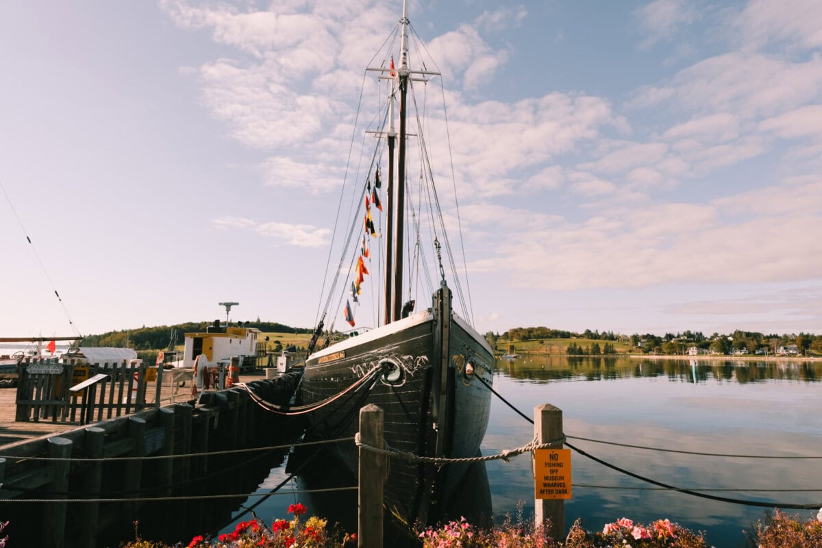Historisches Segelschiff am Dock im Hafen