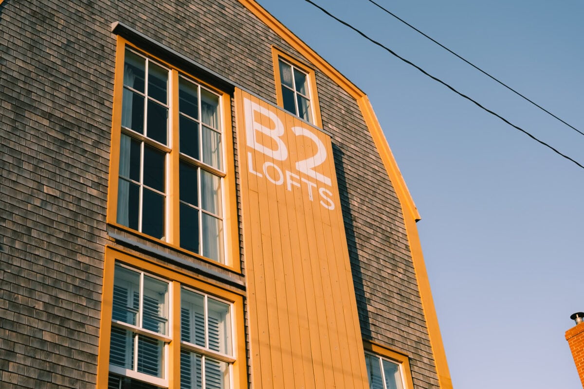 Gebäude mit B2 Lofts Schriftzug und Fenstern