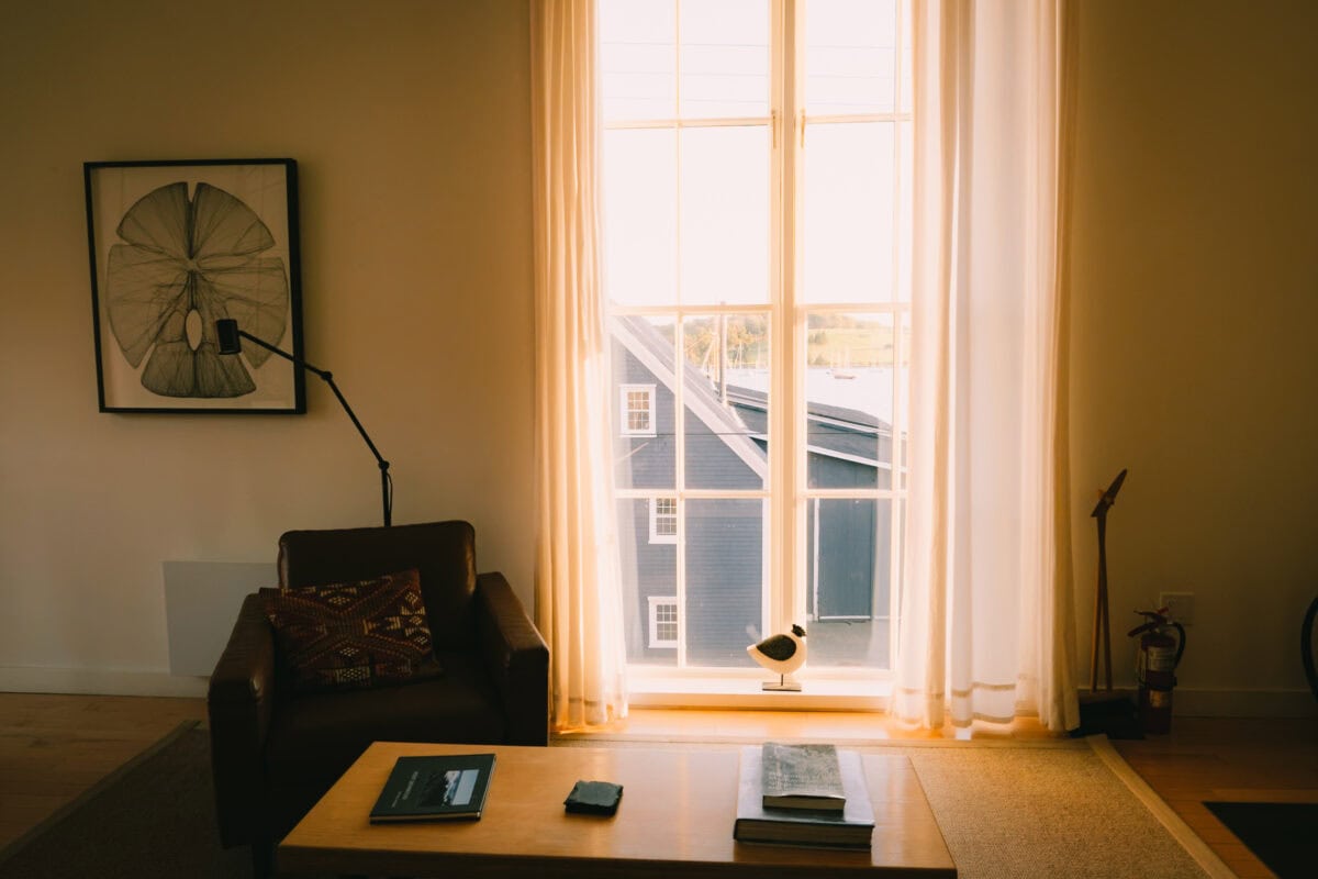 Gemütlicher Wohnraum mit Fensterblick