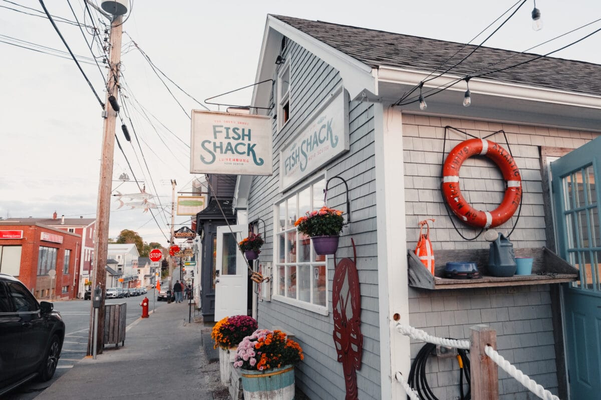 Kleines Restaurant mit Seemotiven draußen