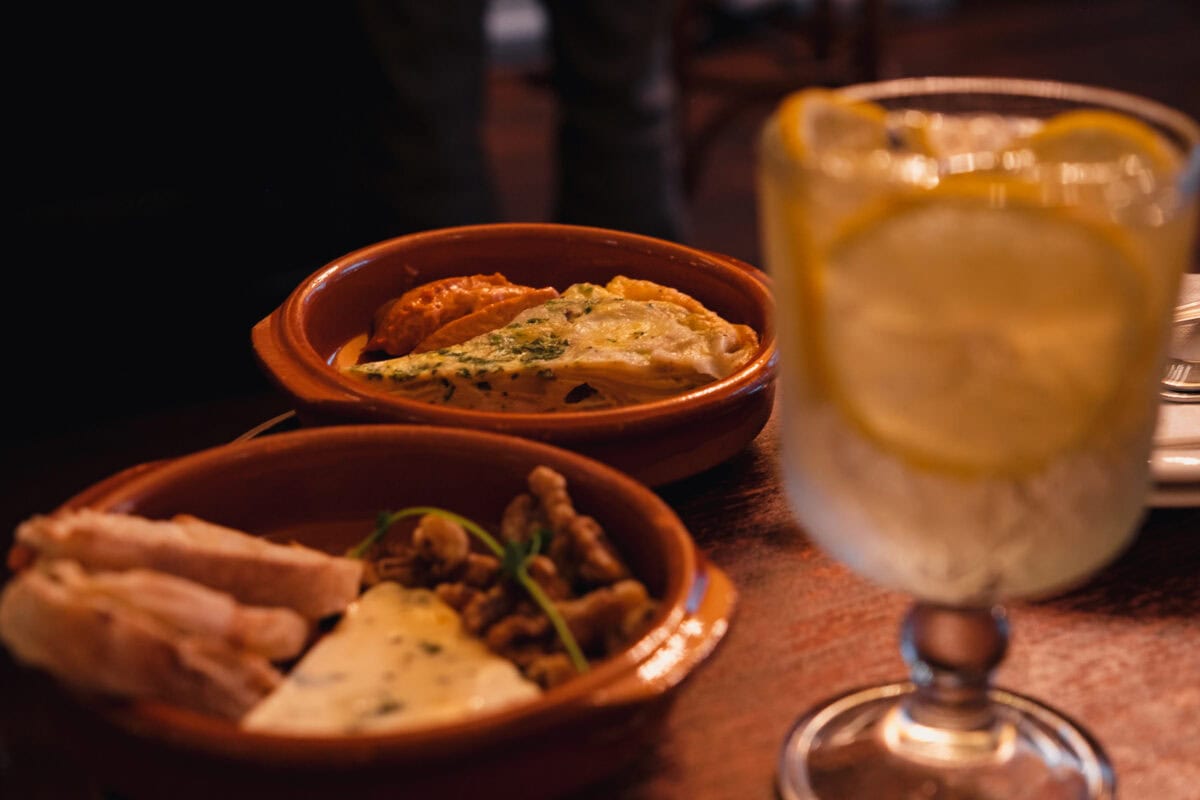 Tapas mit Zitronengetränk auf Holztisch