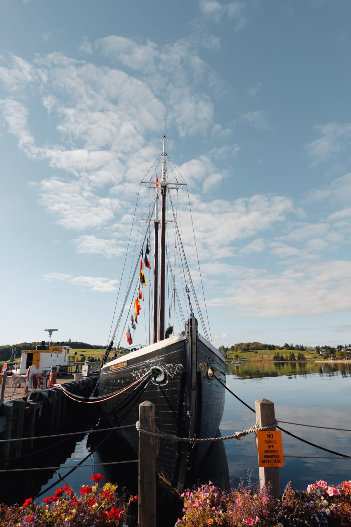 Historisches Schiff am Steg bei sonnigem Wetter